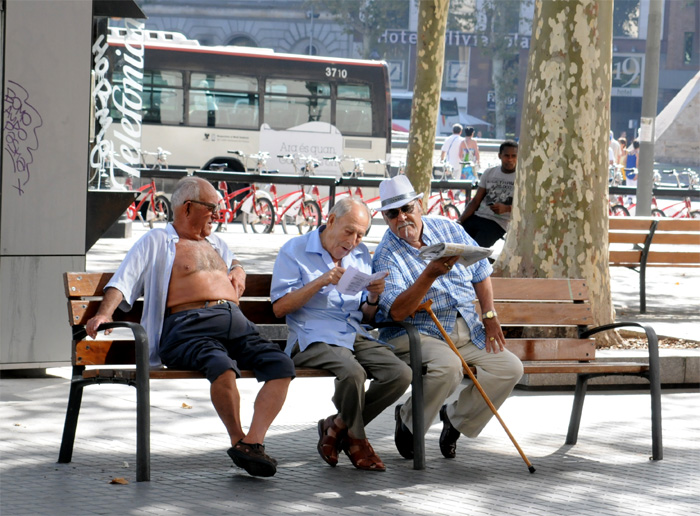 When there is time to read the news on paper with friends, Barcelona