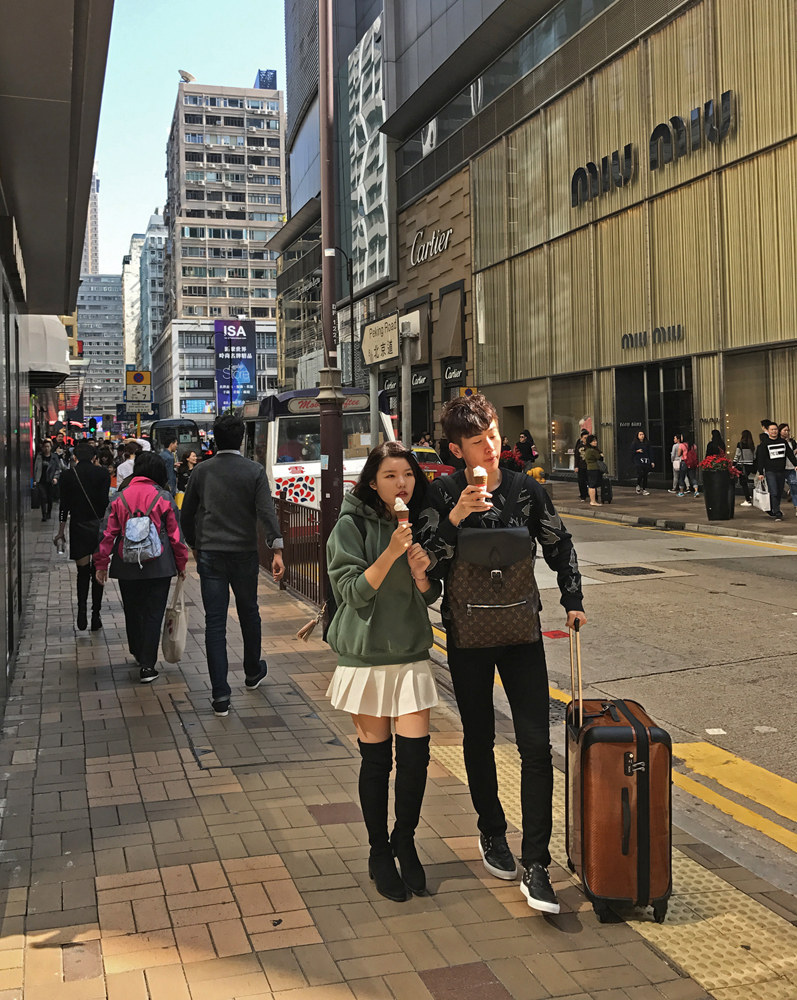 Heavy bags and light hearts - A sweet pause in the middle of journey, Hong Kong